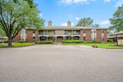 Exterior view of a multi-family brick apartment building maintained by MRG Memphis